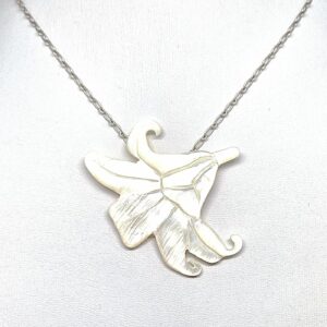 collier lys blanc