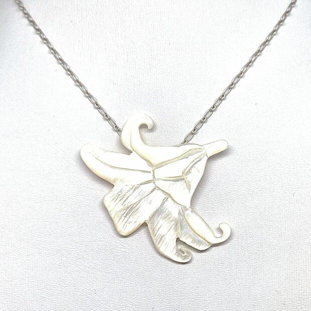 collier lys blanc